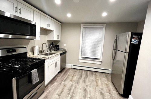 Top of the Hill Condo | 2BR-Sleeps6-Downtown Newport