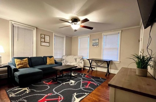 Top of the Hill Condo | 2BR-Sleeps6-Downtown Newport