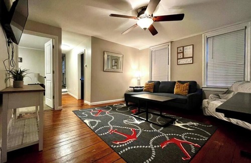 Top of the Hill Condo | 2BR-Sleeps6-Downtown Newport