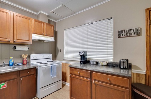 New Iberia House | 2br w/A KING Bed right off Hwy 90 + Wifi