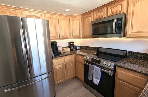 Alamitos Beach Condo | 2min Walk to BEACH - SPACIOUS 3-Bedroom 1600sq ft BEACH Pad - AC, Patio, PARKING