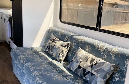 Moreno Valley House | 2RV/Stunning and comfortableCamper/private/freeparking/internet and Netflix