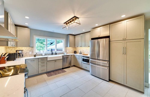 Richmond House | 3 Acres, Mtn Views, Hot Tub, Steps to Winery