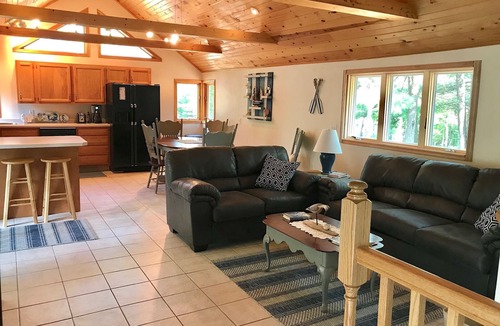 Crivitz Cottage | 3 bdrm 2 bath - Lake Access, Boat Dock, Kayaks, Paddle Boards, Canoe and more