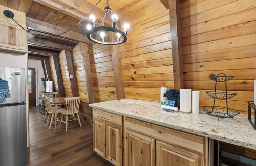 Woodlands Cabin | 3 Bears - *NEW* Fireplace, Smart TV, Gambrel style cabin