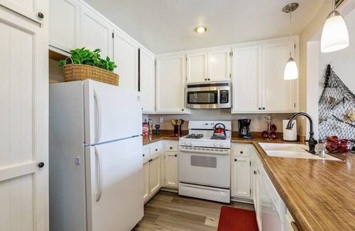 Oxnard Dunes House | 3 BED/2 BA -Walk to Beach/PRIVATE yard-Sleeps 8 1 HR to LA/30 Min Santa Barbara