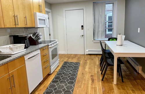 The Port Apartment | 3 Bedroom Apt in Central Cambridge, walk to Harvard/MIT, in-unit laundry & A/C