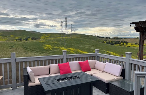 Pittsburg House | 3-bedroom Charming Home in the Hills of Pittsburg with hillside view & pool