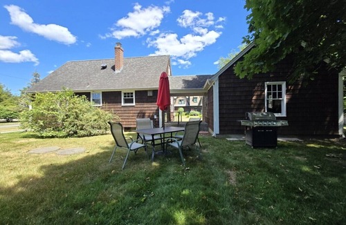 North Kingstown House | 3 Bedroom cottage just blocks from the beach