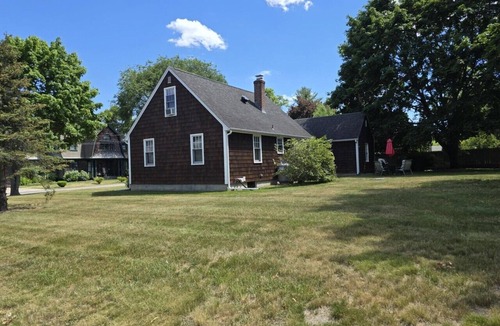 North Kingstown House | 3 Bedroom cottage just blocks from the beach