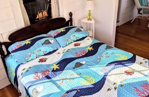 Wareham Cottage | 3 Bedroom Cozy Cottage - Three Minute Walk To Private Beach!