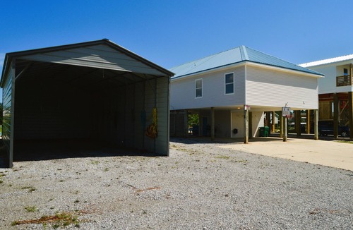 Shoreline Park House | 3 bedroom house, full size swimming pool and 100' of docked waterfront access.