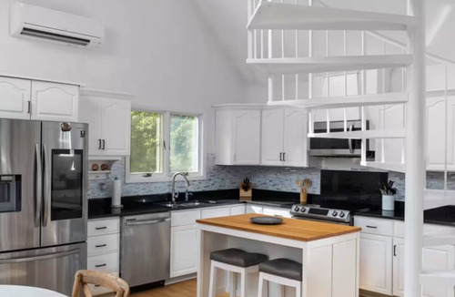 Bonnet Shores House | 3-bedroom house in peaceful Narragansett - Walk to Beach!