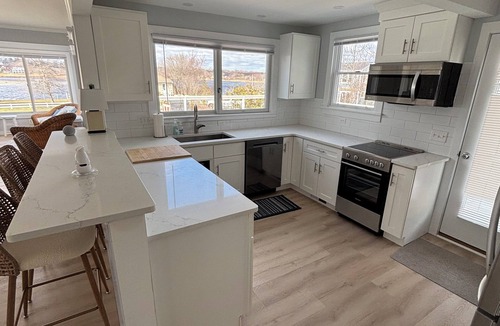 Bonnet Shores House | 3-bedroom house in bonnet Shores walk to the beach pond view weekly rental
