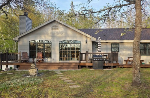 Hazelhurst House | 3 Bedroom Lakeside Retreat - Slice of Heaven on Lost Lake