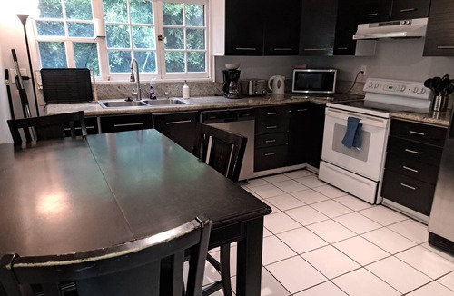 Beverly Hills Apartment | 3 bedroom plus 2 baths in Beverly hills