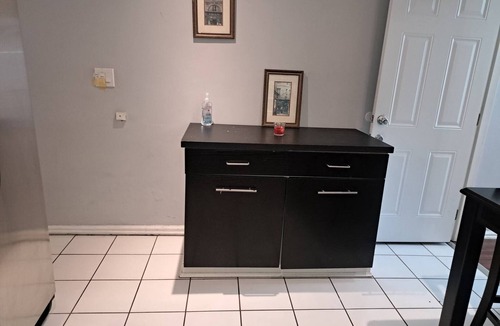 Beverly Hills Apartment | 3 bedroom plus 2 baths in Beverly hills