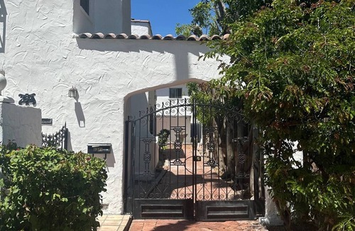 Beverly Hills Apartment | 3 bedroom plus 2 baths in Beverly hills