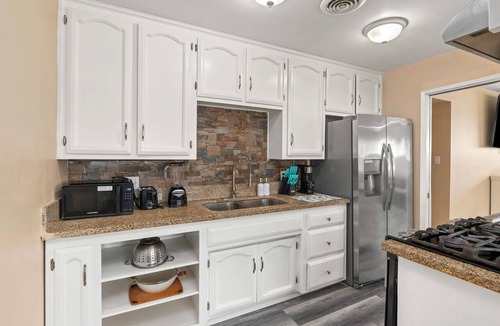 Pumpkin Center House | 3-bedroom Pool house in soothing Bakersfield with AC for relaxing stays