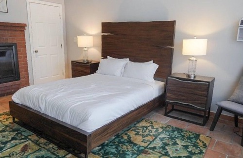 NoHo Arts District Apartment | 3 Bedroom Single family L-576154 by Houzlet