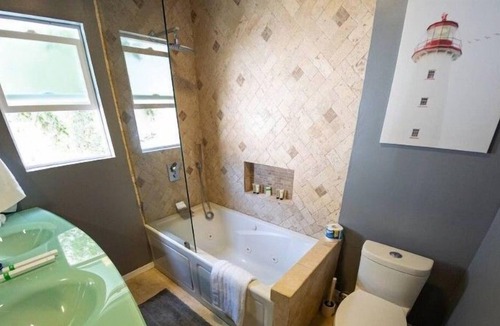 NoHo Arts District Apartment | 3 Bedroom Single family L-576154 by Houzlet