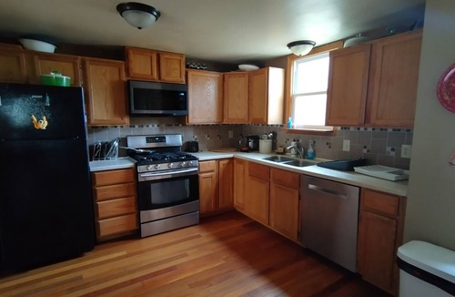Mound House | 3-bedroom with AC, fenced yard on a leafy, peaceful dead-end for monthly stays