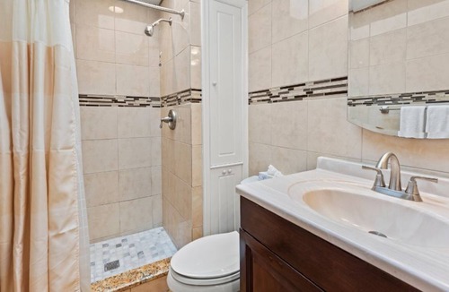 Germantown House | 3 beds - sleeps 6! Single Family home in center of Germantown!