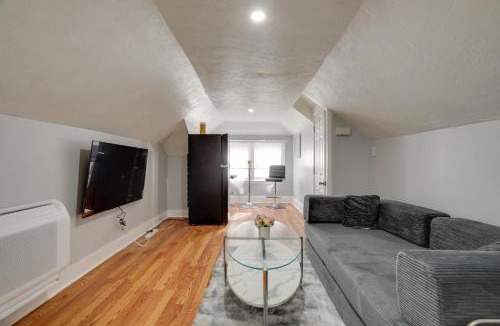 Milton Apartment | 3 Mi to Blue Hills Skiing & Hiking! Couple’s Apt