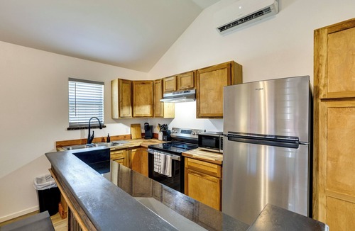 Joaquin Cabin | 3 Mi to Sabine River: East Texas Cabin Hideaway