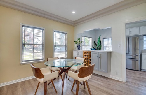 Crenshaw Apartment | 3 Mi to USC, 6 Mi to SoFi Stadium! Modern LA Apt