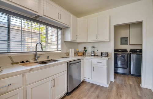 Crenshaw Apartment | 3 Mi to USC, 6 Mi to SoFi Stadium! Modern LA Apt