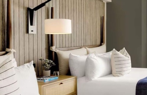 Goat Island Hotel | 3 Picturesque Harbor View Room | Short Stroll from Historic Downtown