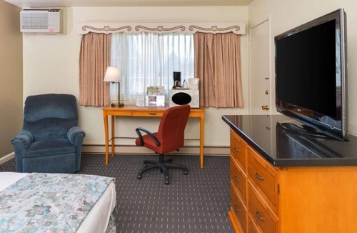 Solvang Hotel | 3 Relaxing Units in The Danish Capital of America, Parking, Swimming Pool!