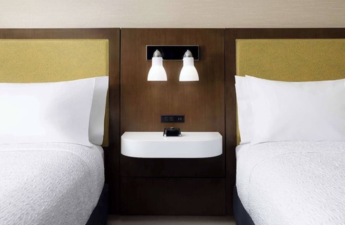 Oakhurst Hotel | 3 Units | Yosemite Relaxation Spot: Breakfast, Pool & Hot Tub for Your Stay