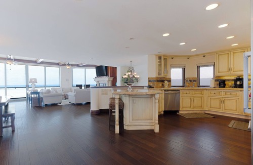 Hollywood House | 3425O Oceanfront Tuscan Villa