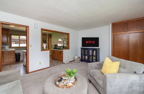 Fargo House | 3BR I 3 min to NDSU, Fenced Yard, Ping Pong, King