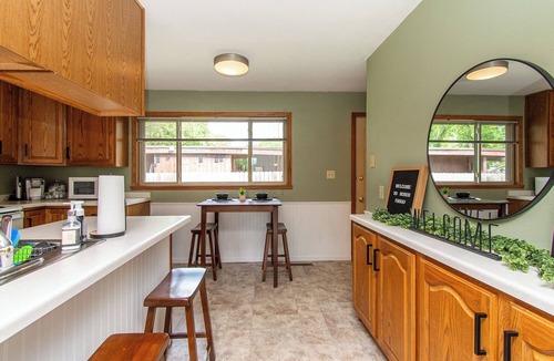 Fargo House | 3BR I 3 min to NDSU, Fenced Yard, Ping Pong, King