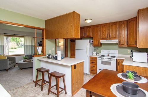 Fargo House | 3BR I 3 min to NDSU, Fenced Yard, Ping Pong, King