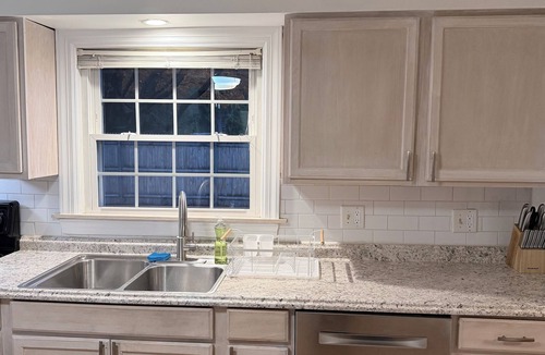 Edgewood House | 4-bdrm apt 30 mins from World Cup stadium. Quite, peaceful neighborhood.