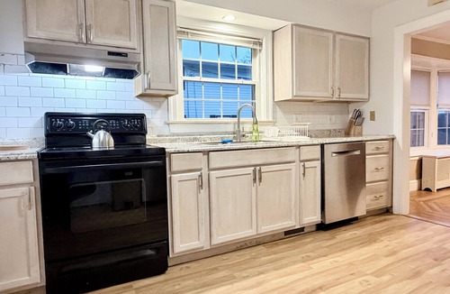 Edgewood House | 4-bdrm apt 30 mins from World Cup stadium. Quite, peaceful neighborhood.