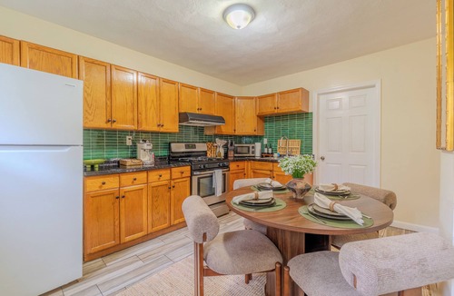 East Somerville Apartment | 4 Bed Cozy Apartment in peaceful Somerville
