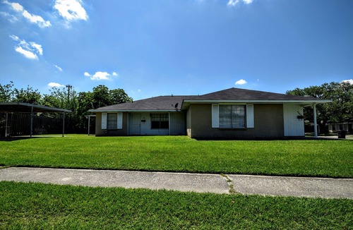 Shenandoah House | 4 Bedroom 2 Bathroom Comfortable Furnished Hom 4666 SouthPark Dr