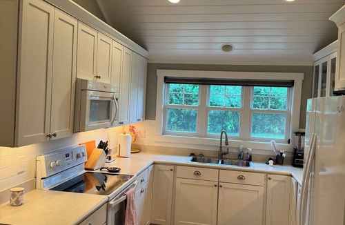 Arnolds Park Cottage | 4-bedroom cottage, walk to restaurants,entertainment,beach,dock park,shopping
