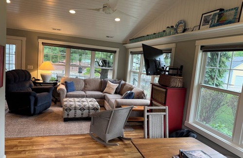 Arnolds Park Cottage | 4-bedroom cottage, walk to restaurants,entertainment,beach,dock park,shopping