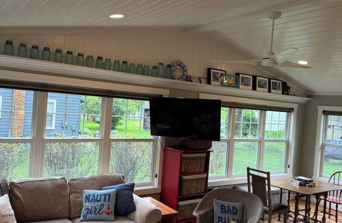 Arnolds Park Cottage | 4-bedroom cottage, walk to restaurants,entertainment,beach,dock park,shopping
