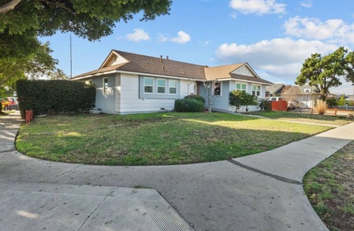 Sun Valley House | 4-bedroom house in Los Angeles with pool.