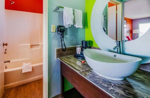 Ridgecrest Hotel | 4 Convenient Rooms Near China Lake Naval Weapon Center – Perfect for Travelers