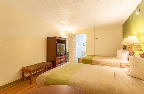 Edgewood Hotel | 4 Efficient Rooms w/Pet-Friendly Policies Near Local Parks