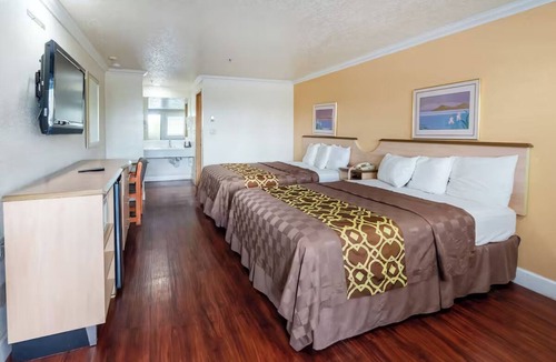 Corcoran Hotel | 4 Rooms w/Desk, Fridge, & Microwave Near Dining Spots & Corcoran Train Station