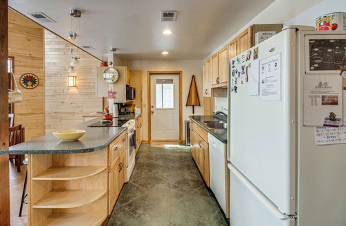 Tower Cabin | 4-Season Recreation: Secluded Pike River Cabin